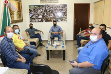 Deputado Marçal esteve reunido com o prefeito André Nezzi e vereadores, de Caarapó