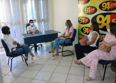 Legenda: Marçal durante encontro com protetoras de animais