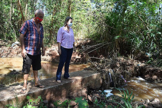 Vereadora Liandra esteve na Vila Cachoeirinha, acompanhada pelo líder comunitário Zé Bicicleteiro