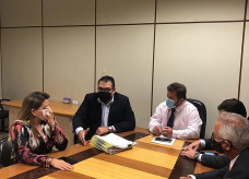 Prefeito Alan Guedes durante a entrega do documento na Casa de Leis.