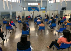 Professores durante a triagem para imunização nesta terça-feira (11).