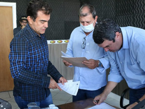 Deputado Marçal entrega indicação de pedidos aos secretários Sérgio de Paulo e Eduardo Riedel