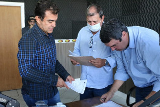 Deputado Marçal entrega indicação de pedidos aos secretários Sérgio de Paulo e Eduardo Riedel