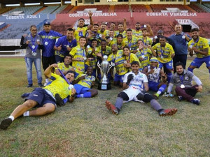 Jogadores do DAC comemorando a conquista do segundo lugar no campeonato Estadual.