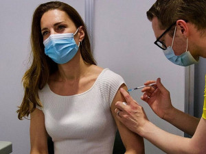 Kate Middleton recebe primeira dose da vacina