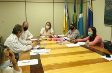 Liandra e secretários municipais ouviram reivindicações de lideranças do Assentamento Santa Fé, durante reunião na Câmara
