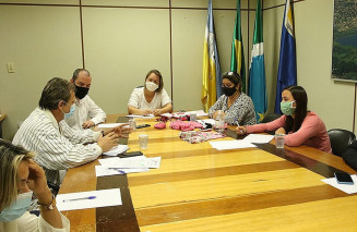 Liandra e secretários municipais ouviram reivindicações de lideranças do Assentamento Santa Fé, durante reunião na Câmara