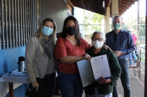 Lavadeiras que ajudaram na campanha do agasalho da Prefeitura recebem homenagem