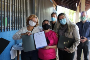 Lavadeiras que ajudaram na campanha do agasalho da Prefeitura recebem homenagem