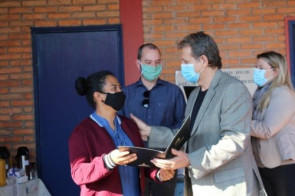 Lavadeiras que ajudaram na campanha do agasalho da Prefeitura recebem homenagem