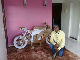 Ele transforma papelão em carro de tamanho real