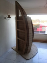 Ele transforma papelão em carro de tamanho real