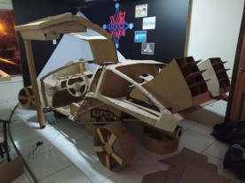 Ele transforma papelão em carro de tamanho real