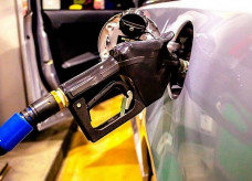 Litro de gasolina passa de R$ 7 em alguns locais