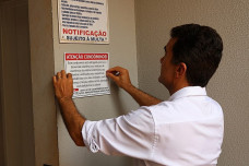 Deputado Marçal tem instalado placas em condomínios para alertar sobre a Lei