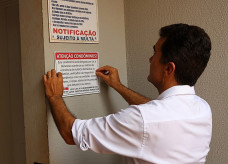 Deputado Marçal tem instalado placas em condomínios para alertar sobre a Lei