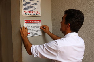 Deputado Marçal tem instalado placas em condomínios para alertar sobre a Lei