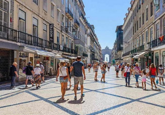 Centro comercial de Lisboa, capital. Portugal tem recorde de vagas de emprego