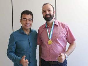 Deputado Marçal entrega medalha a Marcelo Meger, fundador do Enchei-vos