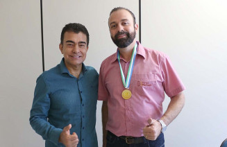 Deputado Marçal entrega medalha a Marcelo Meger, fundador do Enchei-vos