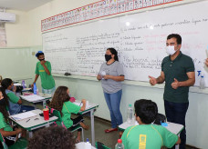 Marçal Filho durante visita na escola estadual Tancredo Neves, em Dourados