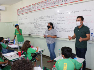 Marçal Filho durante visita na escola estadual Tancredo Neves, em Dourados