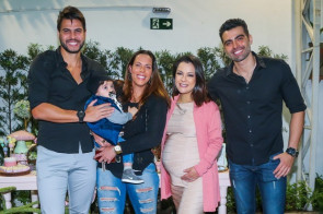 Lissah Martins, do Rouge, faz chá de bebê e reencontra o ex