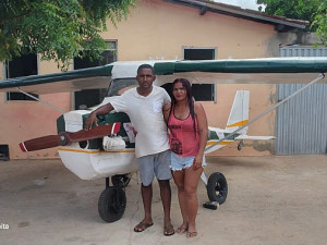 Gênesis Gomes, o 'Bigode', e a esposa Maria José, com o avião estacionado na frente da casa na cidade de João Dias — Foto: cedida