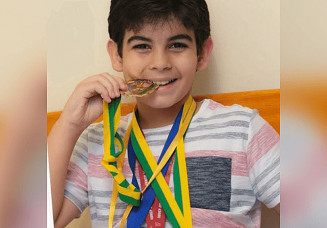 Com apenas 13 anos, Caio foi aprovado em 1º lugar na UFRJ. E ele coleciona grandes conquistas. - Foto: Laurismara Temponi / Arquivo Pessoal