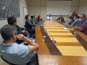 Crédito: Assessoria  Reunião com defensores públicos ocorreu na Câmara Municipal de Dourados