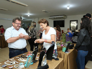 Foto – Valdenir Rodrigues/CMD  Laudir Munaretto abriu a Feira destacando o talento e obras dos artesãos douradenses