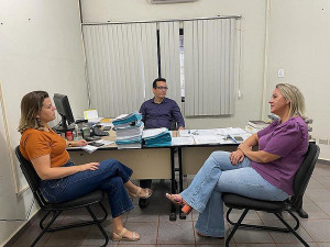 Foto: Assessoria  Daniela Hall e Liandra entregaram requerimento ao secretário de governo, Wellington Rocha, nesta segunda-feira