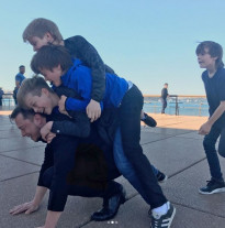 Ex-mulher de JOHNNY DEPP se diverte com os filhos do novo namorado