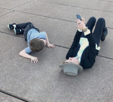 Ex-mulher de JOHNNY DEPP se diverte com os filhos do novo namorado