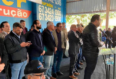 LEGENDA: Cemar Arnal (à direita na foto 1) teve iniciativas em prol da Guarda Mirim enaltecidas pelo prefeito Alan Guedes  FOTO: Divulgação/Assessoria