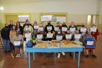 Mais uma turma formada no curso de geração de renda promovido pele Sanesul ao moradores que estão recebendo a rede de esgoto