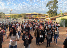 LEGENDA: Milhares de candidatos fizeram as provas neste domingo, nas faculdades Unigran e Anhanguera  FOTO: Divulgação/Selecon