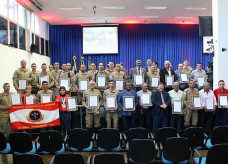 Fotos – Valdenir Rodrigues/CMD  Sessão Solene homenageou bombeiros militares e alunos do Projeto Bombeiros do Amanhã