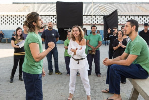 No último capítulo de ‘Rock Story’ Luan Santana surpreende como presidiário-cantor