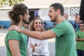 No último capítulo de ‘Rock Story’ Luan Santana surpreende como presidiário-cantor