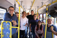 Prefeito Alan Guedes fez a entrega dos novos ônibus nesta sexta na Praça Antônio João (Foto: Assecom)