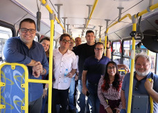 Prefeito Alan Guedes fez a entrega dos novos ônibus nesta sexta na Praça Antônio João (Foto: Assecom)
