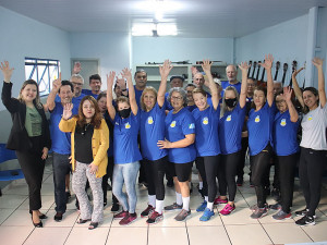Secretária Daniela Hall e os atletas que vão disputar os Jogos da Melhor Idade em Coxim (Foto: Assecom)