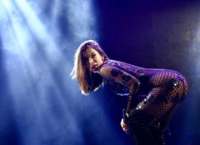 Anitta anima público em festa junina, com um look pra lá de sexy