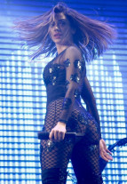 Anitta anima público em festa junina, com um look pra lá de sexy