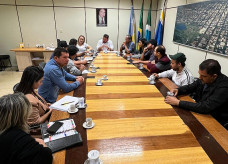 LEGENDA: Reunião na Câmara tratou do encaminhamento junto ao Executivo para resolver impasse do piso salarial das categorias FOTO: Divulgação/Assessoria