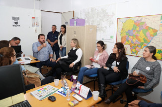 Legenda foto: Laudir em reunião com protetoras de animais de Dourados/ Crédito: Assessoria