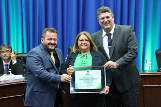 Vereador Rogério Yuri (à direita na foto) entregou homenagem para Teresa Rolim, filha do fundador da empresa, junto do vereador Laudir Munaretto  FOTOS: Valdenir Rodrigues/CMD