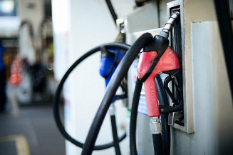 Menor preço encontrado na gasolina comum foi de R$ 4,37 o litro e o maior de R$ 5,09 (Foto: Marcello Casal Jr/Agência Brasil)