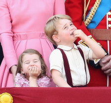 Príncipe George e Charlotte roubam a cena em evento  da família real